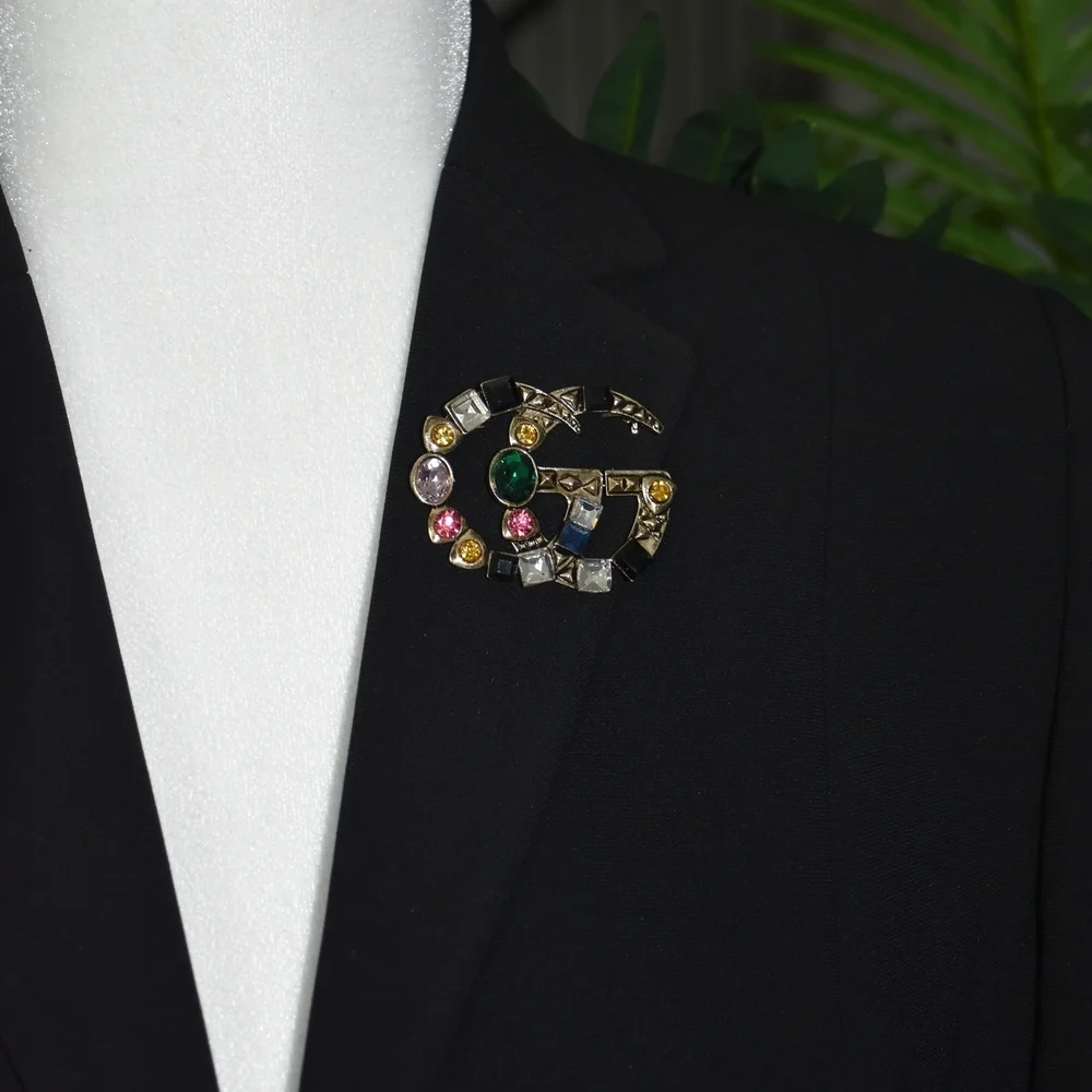 Elegant Designer Brooch – Timeless & Sophisticated